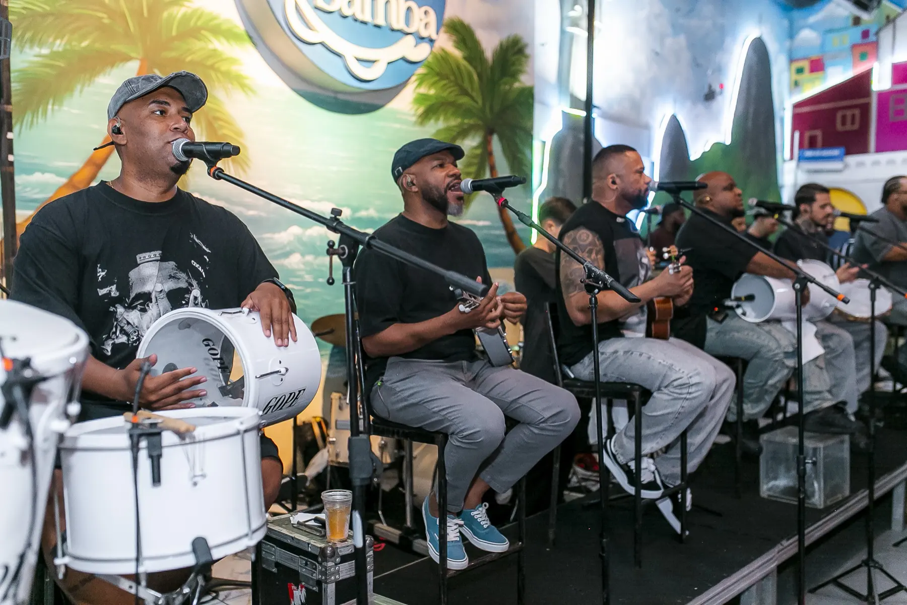 A roda do Encontro de Batuqueiros tocando no palco do Quintal do Samba, com percussão e cavaquinho