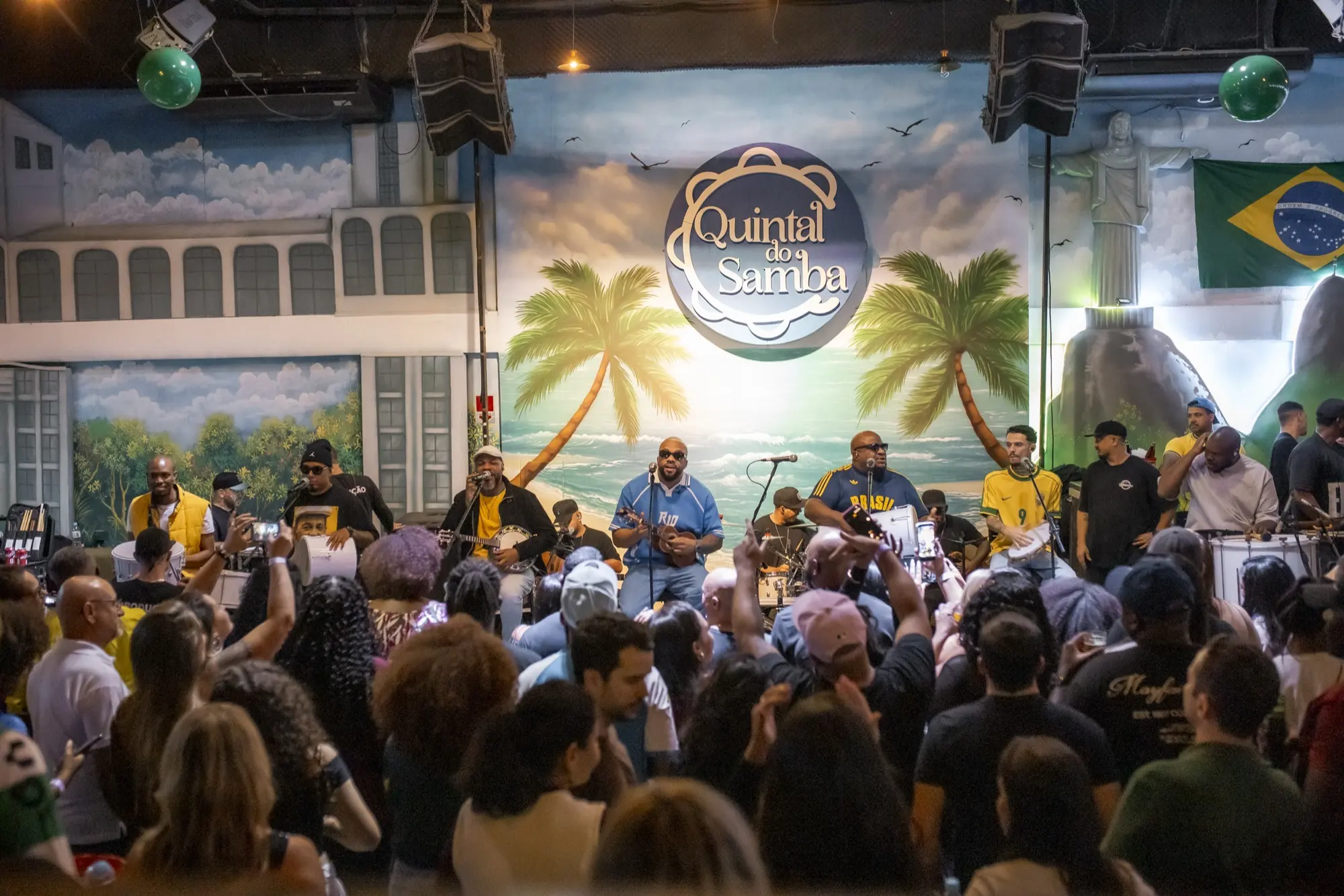 Sábado no Quintal do Samba, com a roda tocando e a casa cheia
